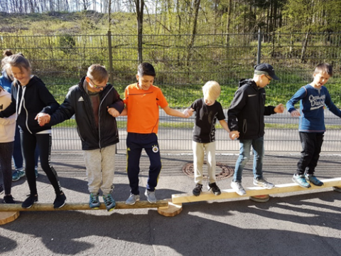 Ein besonderes Highlight in Klasse 5 ist der Methodentag mit dem Outdoor Team Fitness, bei dem es besonders um die Stärkung der Klassengemeinschaft geht.