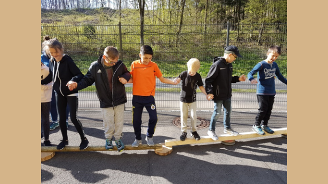 Ein besonderes Highlight in Klasse 5 ist der Methodentag mit dem Outdoor Team Fitness, bei dem es besonders um die Stärkung der Klassengemeinschaft geht.